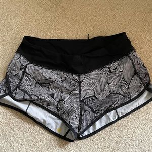 Lululemon Women’s Speed Up Low Rise Lined Short in size 8